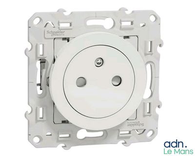 une image montrant un gros plan d'une prise électrique blanche
