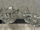 deux vases en verre posés sur un socle transparent