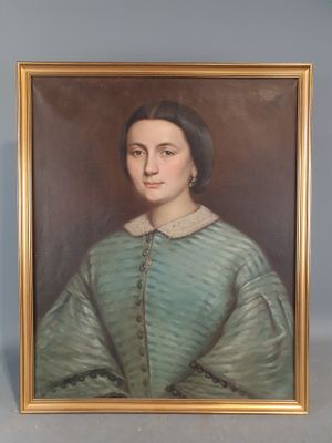 portrait d'une femme en robe verte