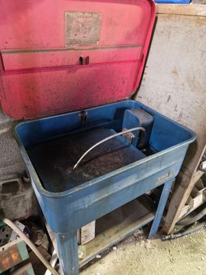 une boîte bleue munie d'une poignée, posée sur une table bleue