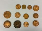 l'image d'un groupe de pièces de monnaie posées sur une surface blanche