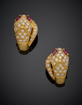 une paire de boucles d'oreilles à clip en rubis et diamants