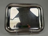 un plateau en argent avec un miroir sur une table