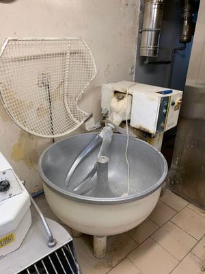 un mixeur et un saladier dans une cuisine équipée d'un ventilateur