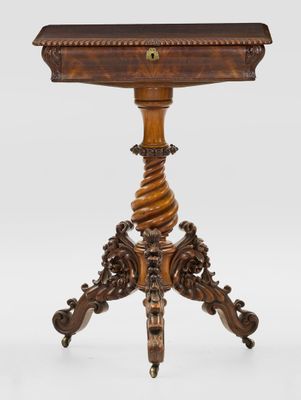 une table en bois avec un plateau sculpté et un piètement en bois