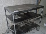 une photo d'une table en acier inoxydable dans une cuisine