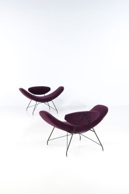 deux chaises violettes dans une pièce blanche aux murs blancs