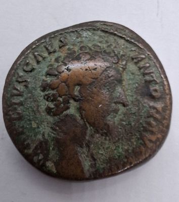 gros plan d'une pièce de monnaie sur une table à fond blanc