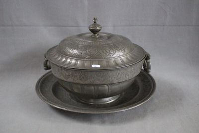 un plat en argent muni d'un couvercle en argent