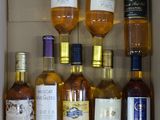 une boîte remplie de bouteilles d'alcool de toutes sortes