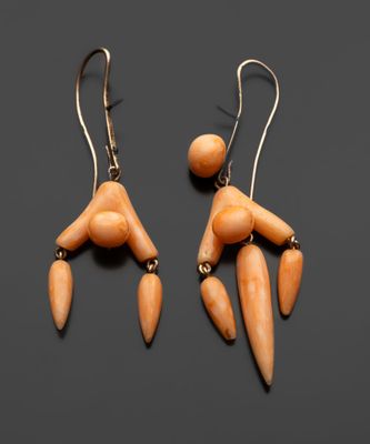 une paire de boucles d'oreilles en bois et en métal