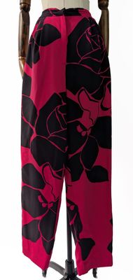 pantalon à imprimé floral rose et noir sur un mannequin, un mannequin, un mannequin, un mannequin, un mannequin, un mannequin, un mannequin, un mannequin