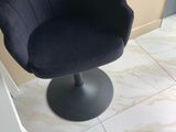 une chaise noire qui se trouve dans un coin de la pièce