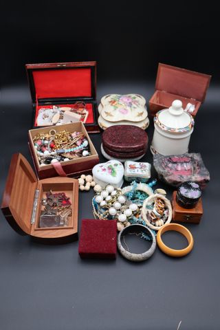 Important lot de bijoux fantaisies, boîtes et divers