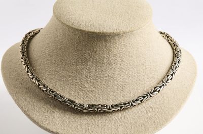 gros plan d'un collier sur un mannequin mannequin