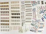 un grand nombre de timbres qui sont sur la table