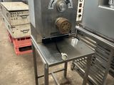une machine posée sur une table dans un entrepôt