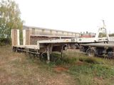 un camion garé dans l'herbe près d'un bâtiment
