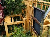 un tracteur qui est garé dans l'herbe, près d'une clôture