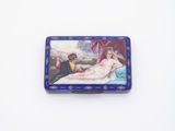 une boîte bleue sur laquelle figure l'image d'une femme allongée sur un lit