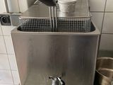 une image d'une friteuse commerciale dans une cuisine commerciale