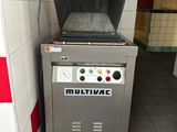 une machine qui se trouve dans le coin d'une pièce