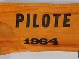 un gros plan d'un drapeau sur lequel figure le mot « pilote »