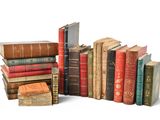 un grand nombre de vieux livres empilés les uns sur les autres