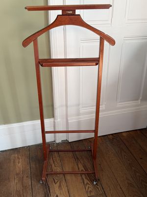 un porte-manteau en bois muni d'un cintre