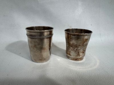 paire de coupes anciennes plaquées argent sur fond blanc
