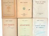 plusieurs livres sont empilés sur une surface blanche