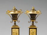 paire de vases anciens en laiton posés sur des socles en bois