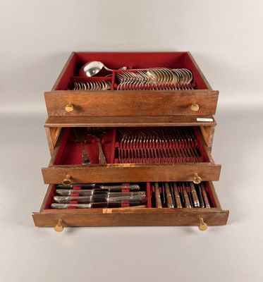 une boîte en bois à deux tiroirs remplie d'argenterie