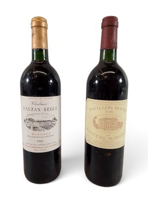 deux bouteilles de vin posées l'une à côté de l'autre sur une surface blanche