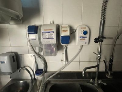 un évier et un robinet dans une petite cuisine