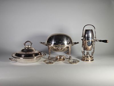 beaucoup d'objets en argent posés sur une table