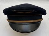 un chapeau noir orné d'une bande dorée