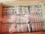 une boîte remplie de téléphones portables emballés dans du plastique