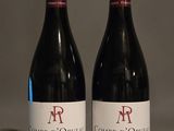 deux bouteilles de vin rouge posées l'une à côté de l'autre sur une table
