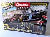 une boîte contenant une voiture de course jouet