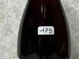 une bouteille de vin posée sur une table