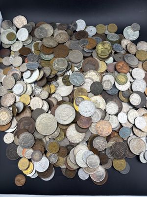 beaucoup de pièces de monnaie dans une boîte sur la table