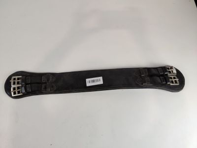 ceinture en cuir noir avec des boucles argentées sur un fond blanc