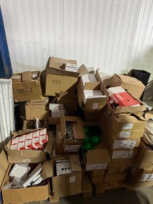 un gros tas de cartons et d'autres objets dans une pièce