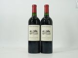 deux bouteilles de vin posées sur une table