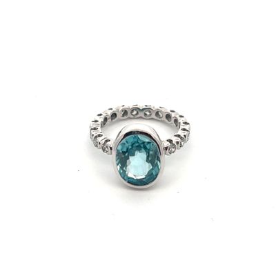 Gros plan sur une bague contenant une pierre bleue