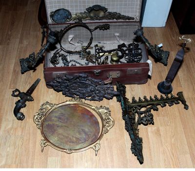de nombreux objets anciens qui traînent par terre
