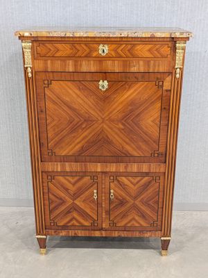 une commode ancienne de style Louis II