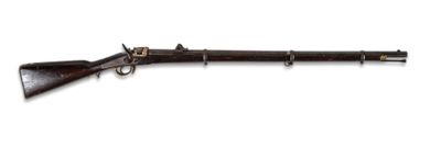 un vieux fusil avec un canon en bois et une poignée en métal