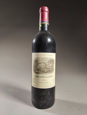une bouteille de vin posée sur une table